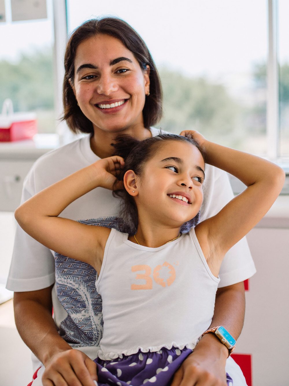 Madre e hija en el Laboratorio Lucero